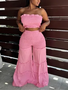 Elegante conjunto rosa de top fruncido y pantalones anchos con volantes para el verano.