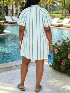 Elegante vista trasera de un vestido camisero de rayas blancas y azules con mangas abullonadas