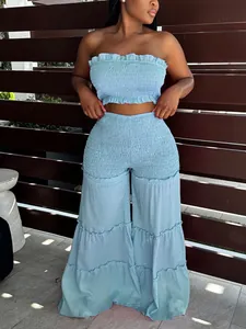 Detalle del conjunto azul claro con top palabra de honor y pantalón de volantes.