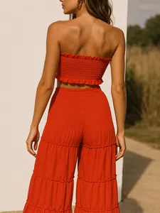 Vista trasera de conjunto rojo con top bandeau fruncido y pantalones de pierna ancha