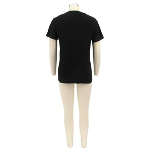 Detaillierte Rückansicht eines schwarzen kurzärmeligen Damen-T-Shirts auf einer Schaufensterpuppe