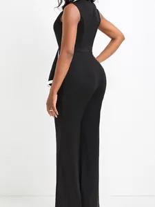 Seitenansicht des eleganten schwarzen ärmellosen Overalls mit weißem Rüschendetail