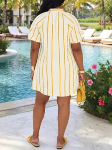 Vista trasera de un elegante vestido de verano de rayas blancas y amarillas con mangas bufante