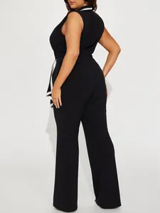 Rückansicht eines eleganten schwarzen ärmellosen Jumpsuits mit weißer Paspelierung