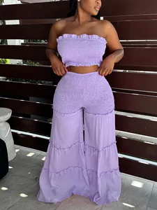 Conjunto de dos piezas morado con top corto fruncido sin tirantes y pantalones de pierna ancha
