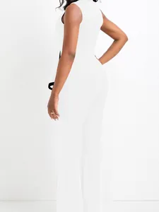 Detaillierte Seitenansicht eines eleganten weißen ärmellosen Jumpsuits für Damen