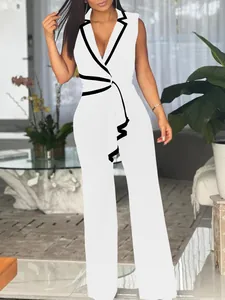 Detailansicht eines eleganten, ärmellosen V-Ausschnitt Jumpsuits in Weiß mit schwarzem Rand.