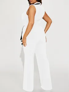 Eleganter weißer ärmelloser Overall mit weitem Bein aus einer schicken Seitenansicht