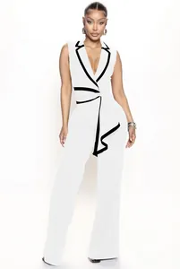 Eleganter weißer ärmelloser Jumpsuit mit tiefem V-Ausschnitt und schwarzer Borte.