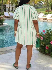 Vestido camisero corto de rayas verdes y blancas con mangas abullonadas de verano