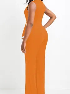 Detaillierte Rückansicht eines eleganten orangefarbenen ärmellosen Jumpsuits mit weitem Bein