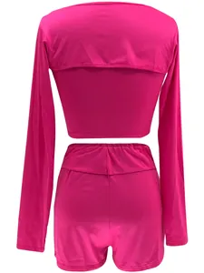 Achteraanzicht van een fuchsia tweedelige casual set met crop top en korte broek