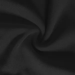 Vista macro que muestra la textura fina y la caída del tejido textil negro de calidad