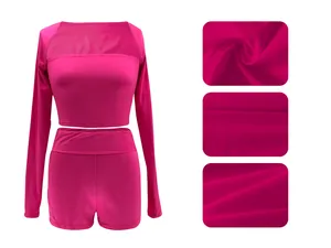 Detail van de textuur van roze crop top met lange mouwen en bijpassende short voor dames