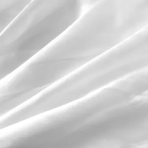 Gros plan sur la texture du tissu plissé blanc doux avec un tissage diagonal fin