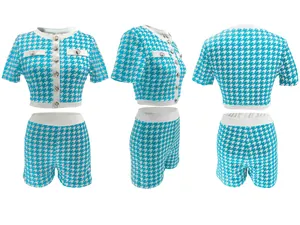 Mehrwinkelansicht des blau-weißen Hahnentritt-Crop-Tops und der Shorts im Set.