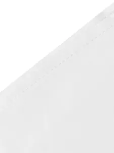 Gros plan de tissu plissé blanc montrant des coutures de qualité et une texture fine.