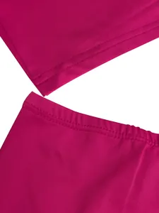 Gedetailleerd macrozicht op fuchsia stofstiksels en zoom voor casual kledingset.
