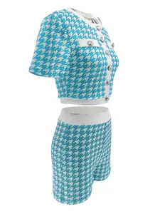 Seitenansicht von hellblauem Hahnentritt-Kurzarm-Top und engem Shorts-Set