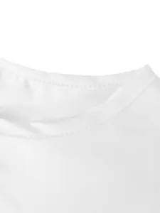 Détail de l'encolure ronde et des coutures sur une robe plissée blanche