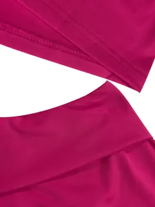 Gedetailleerde macro-opname van stiksels en textuur op een fuchsia dames vrijetijdsoutfit