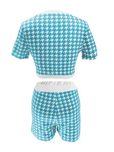 Die Rückansicht eines stilvollen blau-weißen Sets aus Hahnentritt-Crop-Top und Shorts