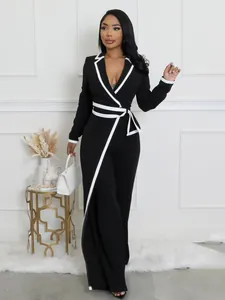 Elegante mono negro de manga larga con ribete blanco en contraste y cinturón ajustable