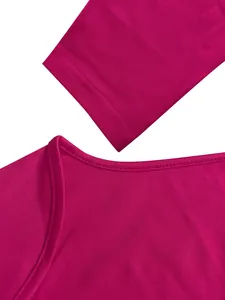 Detailopname van de stiksels en de stoftextuur op een magenta casual damesoutfit