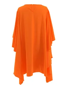 Vue arrière d'une robe plissée orange vif avec des manches chauve-souris amples