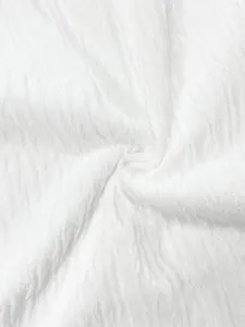 Macro della trama del tessuto bianco stropicciato traspirante per un abbigliamento da mare.