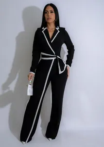 Mono largo negro elegante con ribetes blancos en contraste y cinturón de lazo en cintura