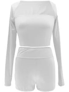 Detail van witte set met crop-top met lange mouwen en bijpassende short.
