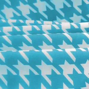 Detailansicht des blau-weißen Hahnentritt-Stoffes mit weichen Falten