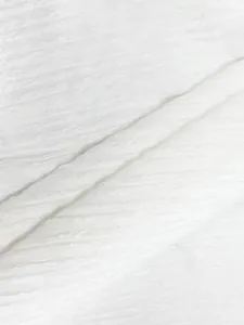 Vista dettagliata della trama del tessuto bianco traspirante increspato per set da mare