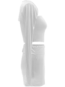 Zijprofiel van een wit vierdelig casual damesmodeset in een effen witte kleurstelling.