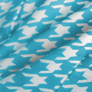 Nahaufnahme der blau-weißen Hahnentritt-Stofftextur für modische Damenbekleidung