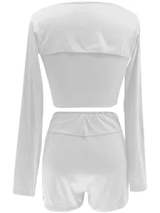 Achteraanzicht van een witte tweedelige set met crop top met lange mouwen en korte broek