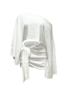 Set bianco con top monospalla e minigonna a portafoglio in tessuto testurizzato