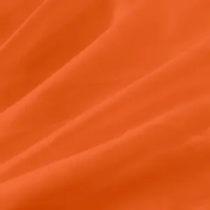 Vue macro détaillée du tissu texturé orange vif pour robe plissée grande taille femme