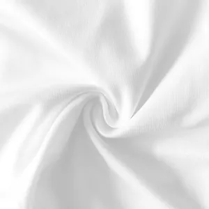 Close-up macro detail van zachte ademende witte gebreide stof met premium textieltextuur