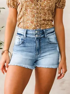Gros plan d'un short en jean bleu clair à taille haute avec ourlet effiloché