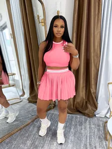 Modisches rosa zweiteiliges Set mit ärmellosem Crop Top und plissiertem Minirock