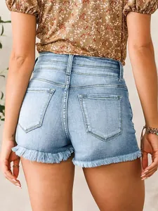 Vue arrière de mini short en jean bleu clair taille haute avec ourlet effiloché.