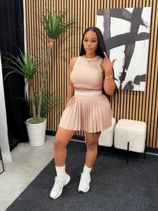 Stilvolles zweiteiliges Set mit ärmellosem Crop-Top und Mini-Faltenrock in Nude-Farbe