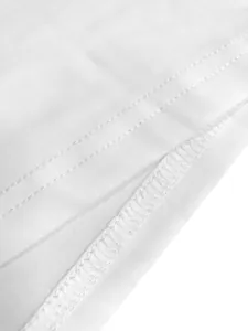 Macroweergave van de duurzame dubbelnaaldstiksels en zoomdetails van de witte stof.