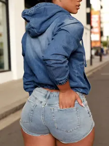 Vista trasera de una chaqueta bomber vaquera azul con capucha para mujer, estilo urbano.