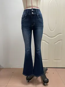 Vista frontale di jeans a zampa vintage a vita alta con due bottoni su un manichino.