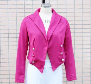 Detailansicht eines magentafarbenen Kurzblazers mit silbernen Knöpfen und spitzem Saum
