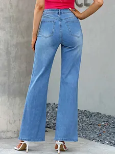 Vista posteriore di jeans a zampa d'elefante azzurri a vita alta per donna slim fit