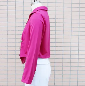 Detaillierte Seitenansicht eines leuchtend rosa Kurzblazers mit silbernen Knöpfen